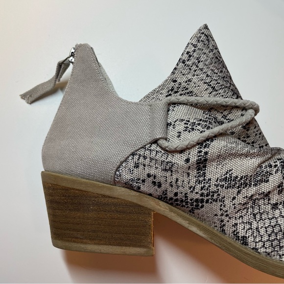 Very G Gray Snakeskin Pattern Canvas Bootie Boots Shoes 9.5 - Picture 4 of 10